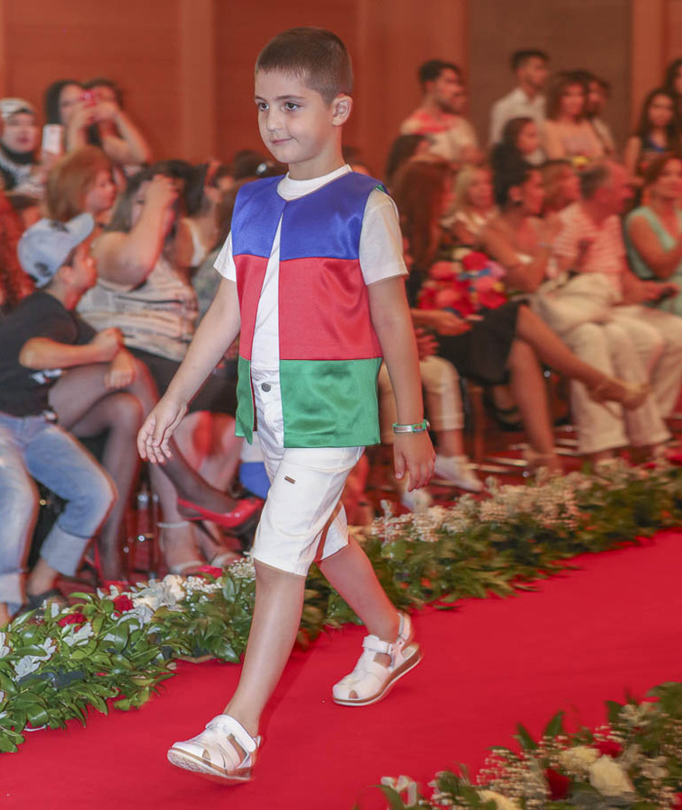 Дизайнеры воплотили в нарядах дух Евроигр - красочный вечер моды (ФОТО)