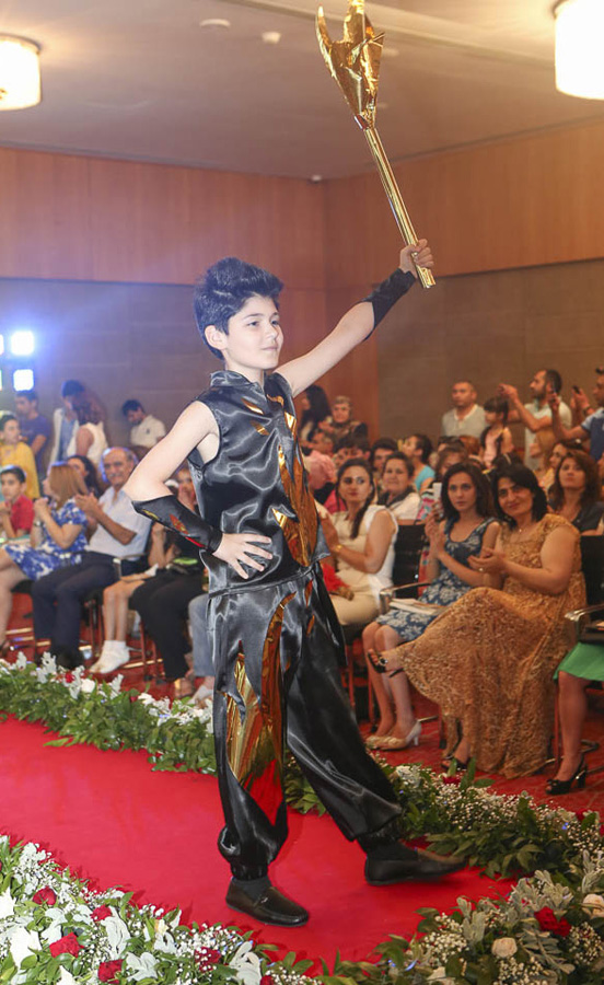 Дизайнеры воплотили в нарядах дух Евроигр - красочный вечер моды (ФОТО)