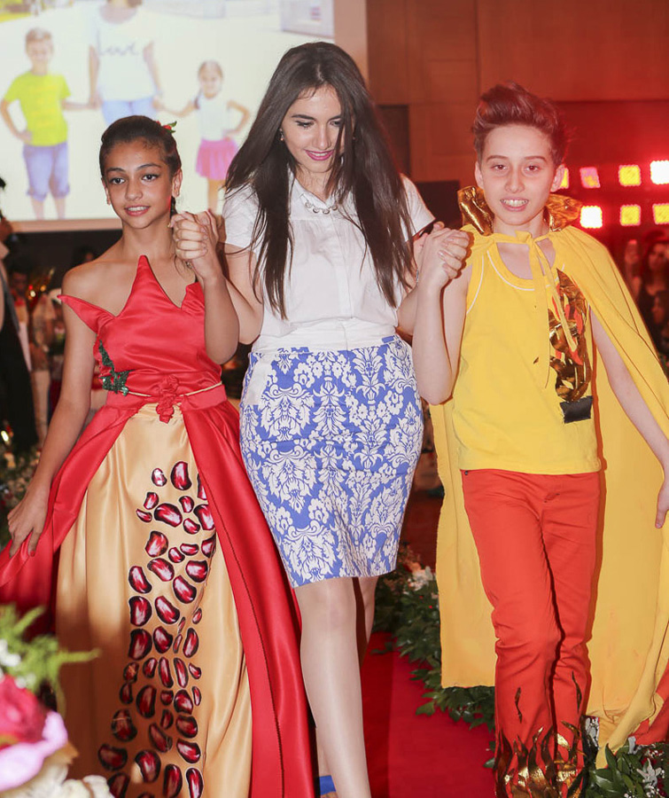 Дизайнеры воплотили в нарядах дух Евроигр - красочный вечер моды (ФОТО)