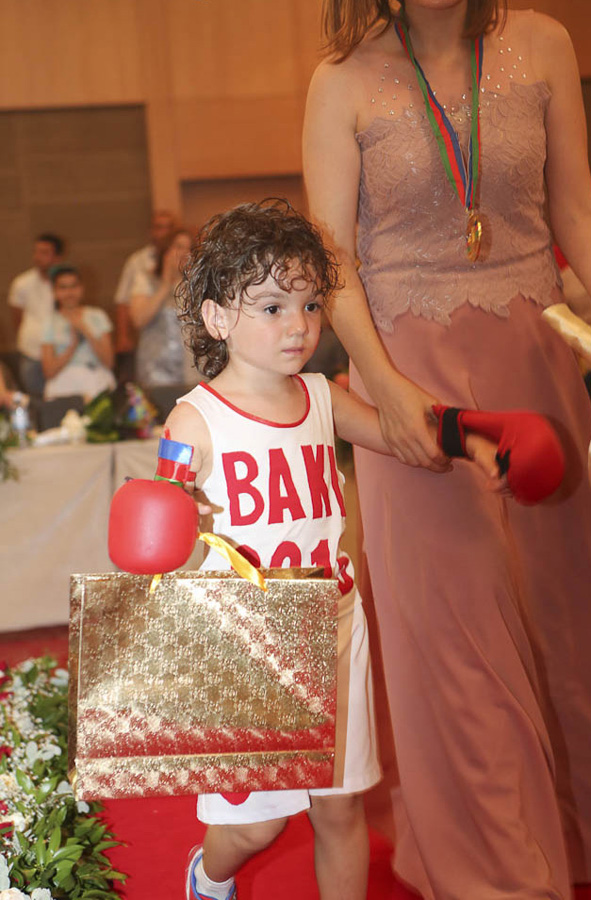 Дизайнеры воплотили в нарядах дух Евроигр - красочный вечер моды (ФОТО)