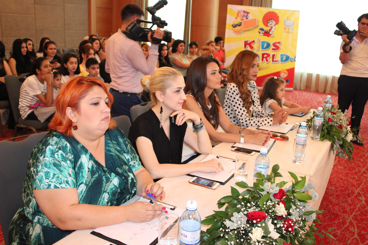 Дизайнеры воплотили в нарядах дух Евроигр - красочный вечер моды (ФОТО)