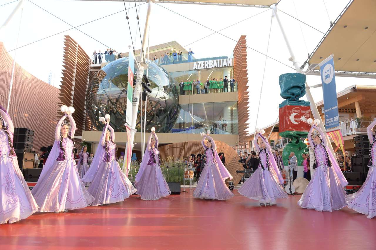 При организации Фонда Гейдара Алиева на выставке Milan Expo 2015 в рамках "Национального дня" Азербайджана состоялась концертная программа  (ФОТО)