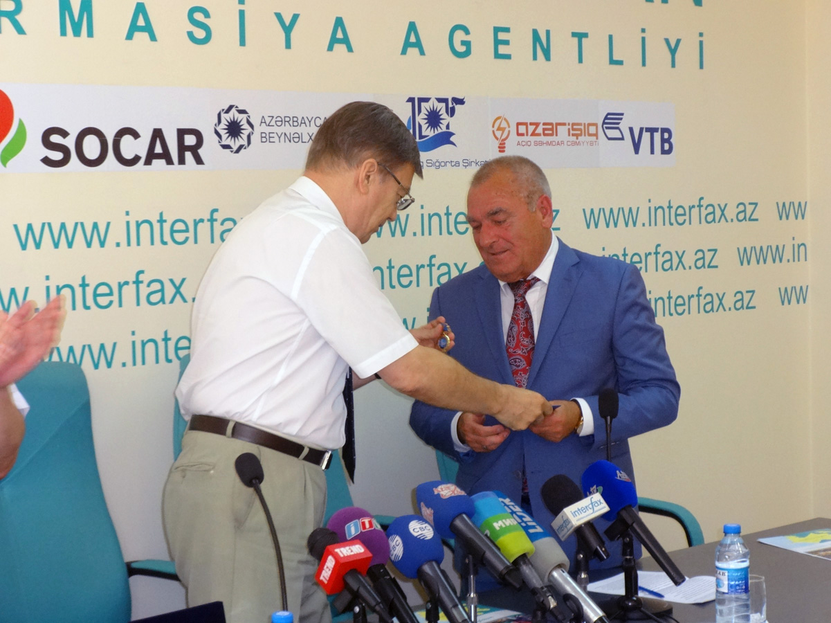 Гендиректор “Интерфакс-Азербайджан” награжден почетным знаком “За дружбу и сотрудничество”  (ФОТО)