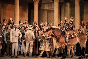 Азербайджанский певец на коне покорил "Страсти Христовы" в Германии (ФОТО)