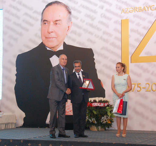 Вручены награды представителям СМИ, награжденным по распоряжению Президента Ильхама Алиева (ФОТО)