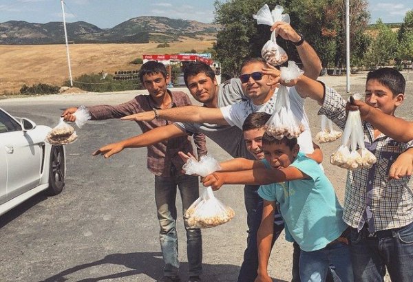 Телеведущий Илькин Гасани стал придорожным продавцом орехов (ФОТО)