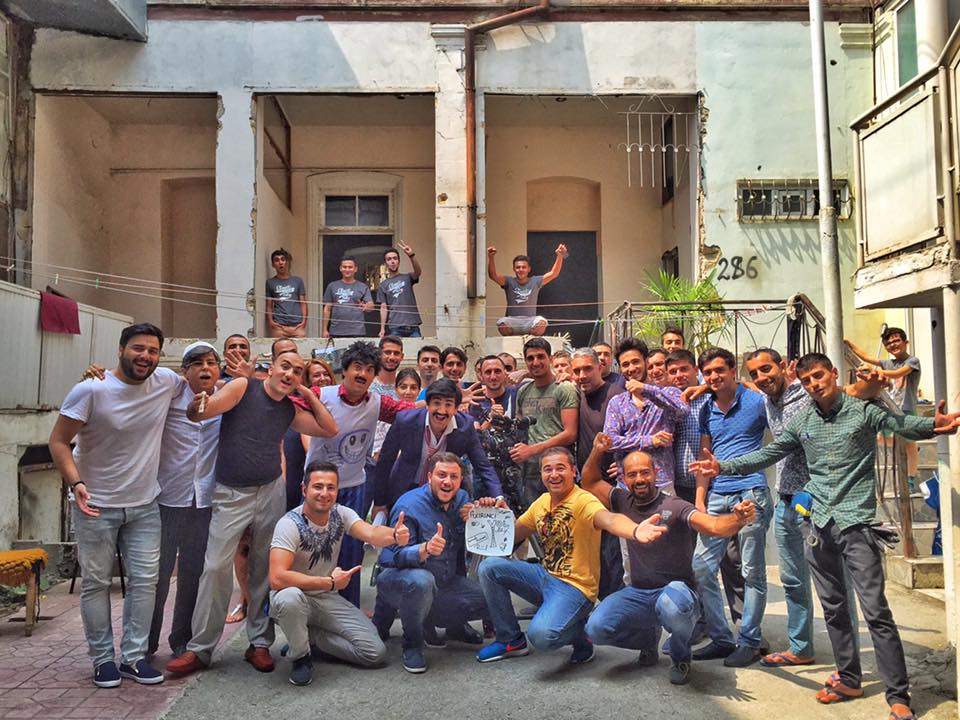 Телеведущий Илькин Гасани стал придорожным продавцом орехов (ФОТО)