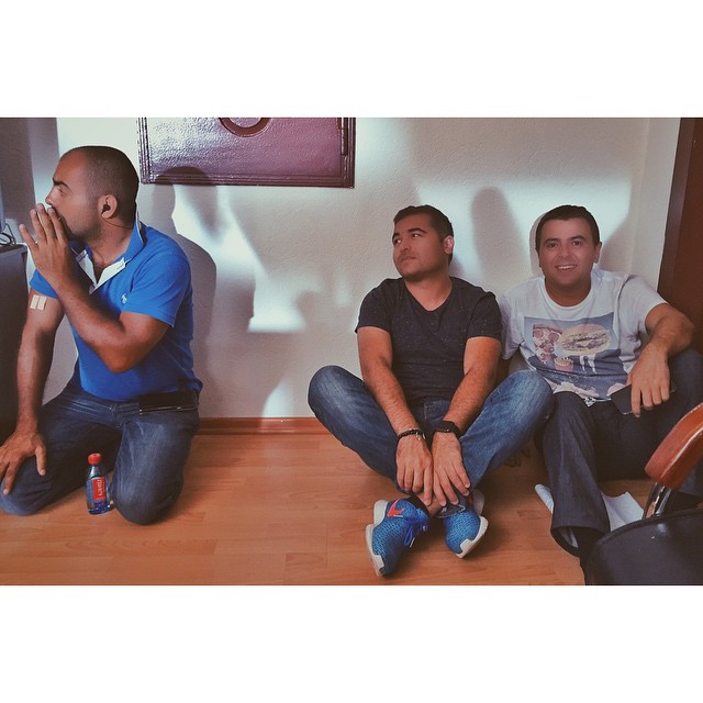 Телеведущий Илькин Гасани стал придорожным продавцом орехов (ФОТО)