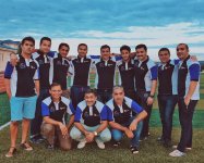 Телеведущий Илькин Гасани стал придорожным продавцом орехов (ФОТО)