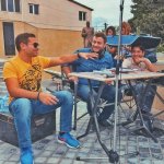 Телеведущий Илькин Гасани стал придорожным продавцом орехов (ФОТО)