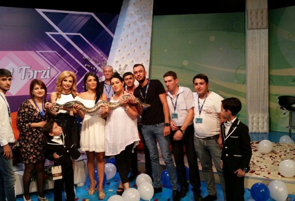 Ламие Алекпергызы преподнесли живого питона из Египта (ФОТО)
