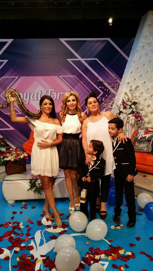 Ламие Алекпергызы преподнесли живого питона из Египта (ФОТО)