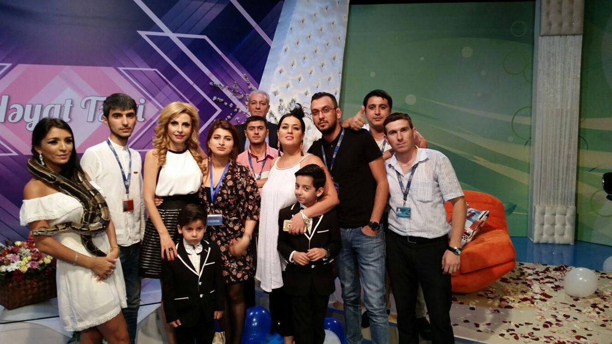 Ламие Алекпергызы преподнесли живого питона из Египта (ФОТО)