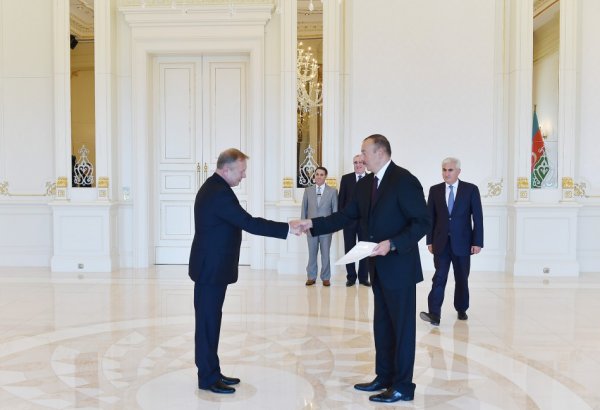 Президент Азербайджана принял верительные грамоты посла Беларуси