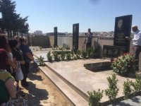 Коллектив Аздрамы почтил память Сиявуша Аслана (ФОТО)