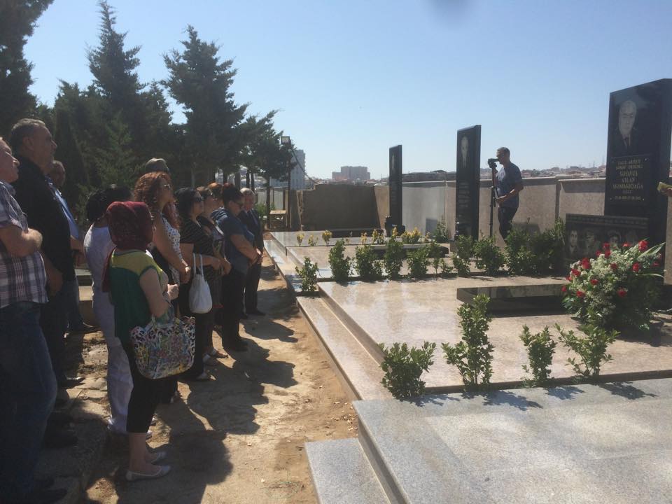 Коллектив Аздрамы почтил память Сиявуша Аслана (ФОТО)