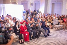 На американском телеканале представлен сюжет о выставке Нуриды Курбановой "Душа пламени" (ВИДЕО,ФОТО)