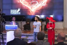 На американском телеканале представлен сюжет о выставке Нуриды Курбановой "Душа пламени" (ВИДЕО,ФОТО)