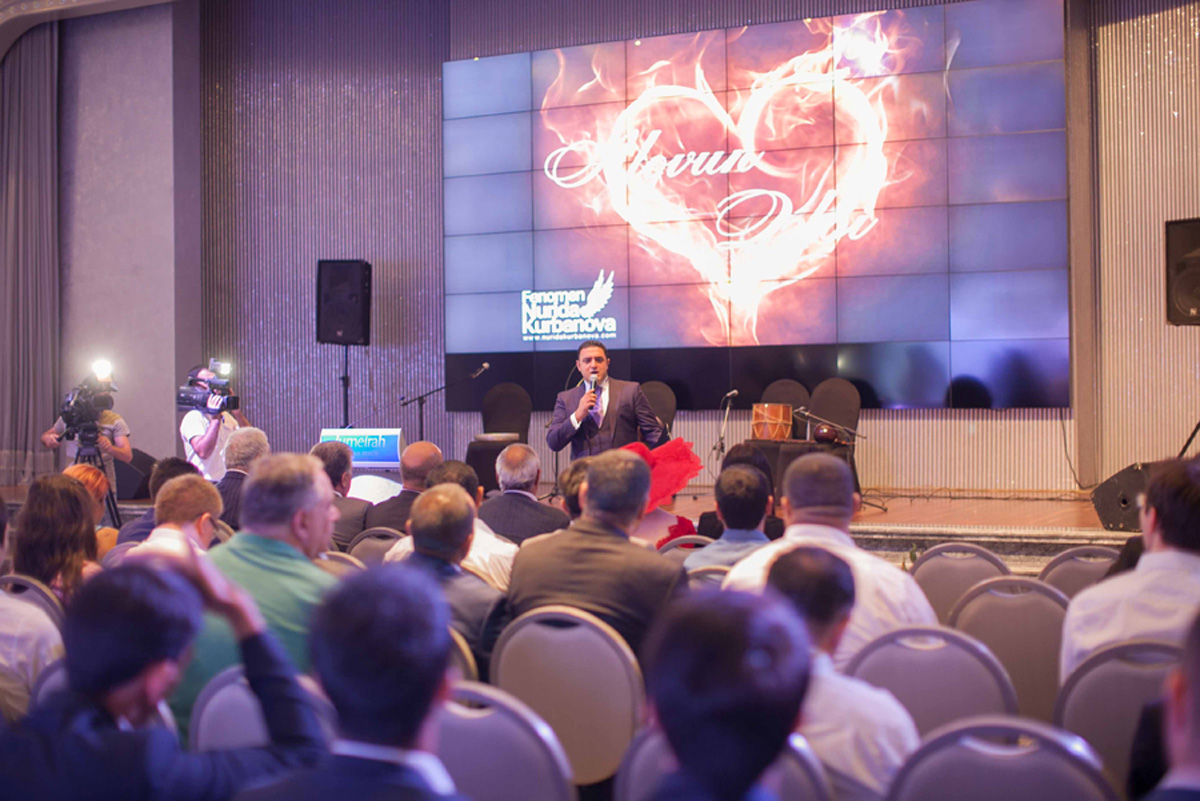 На американском телеканале представлен сюжет о выставке Нуриды Курбановой "Душа пламени" (ВИДЕО,ФОТО)