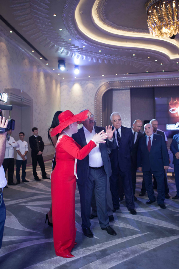 На американском телеканале представлен сюжет о выставке Нуриды Курбановой "Душа пламени" (ВИДЕО,ФОТО)