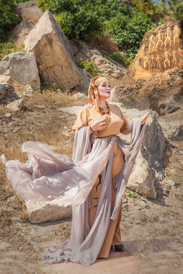 На американском телеканале представлен сюжет о выставке Нуриды Курбановой "Душа пламени" (ВИДЕО,ФОТО)