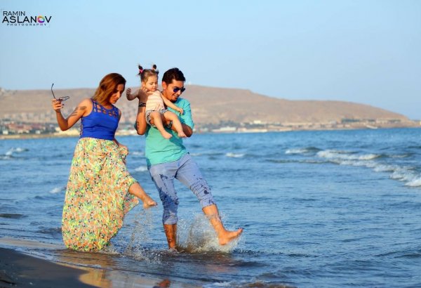 Семейная идиллия Аян Бабакишиевой на берегу Каспия  (ФОТО)