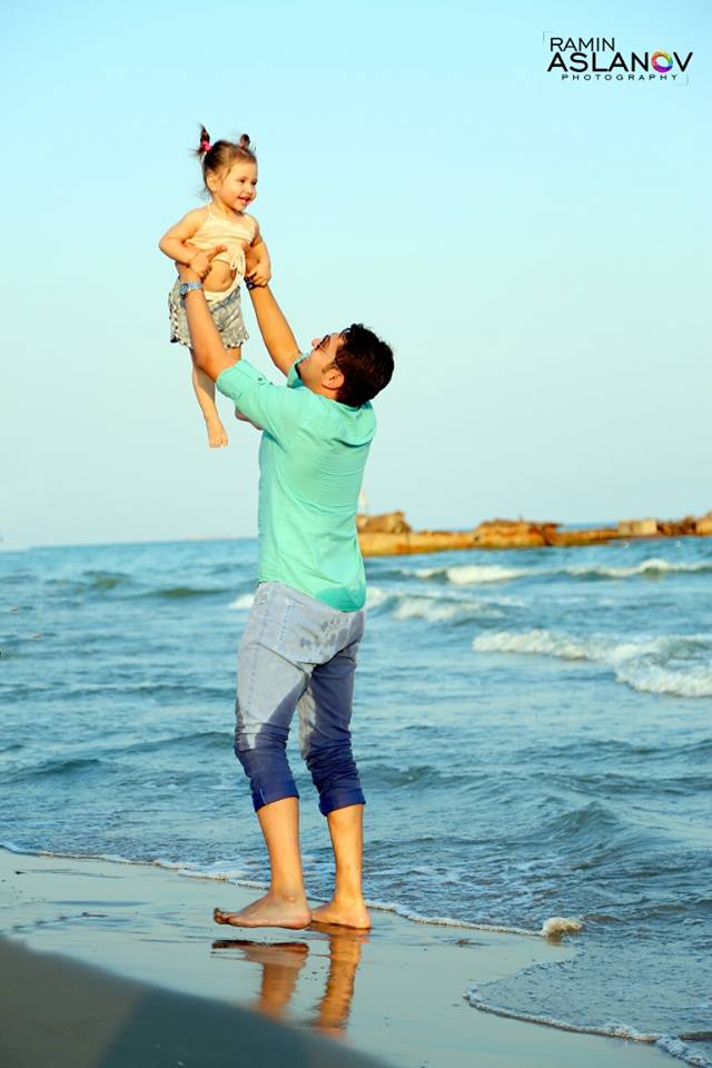 Семейная идиллия Аян Бабакишиевой на берегу Каспия  (ФОТО)