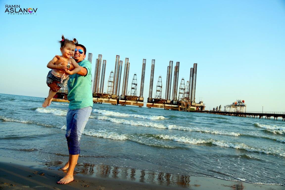 Семейная идиллия Аян Бабакишиевой на берегу Каспия  (ФОТО)