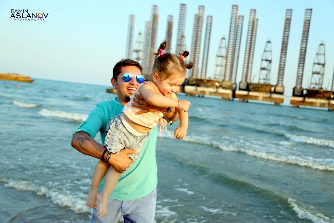 Семейная идиллия Аян Бабакишиевой на берегу Каспия  (ФОТО)