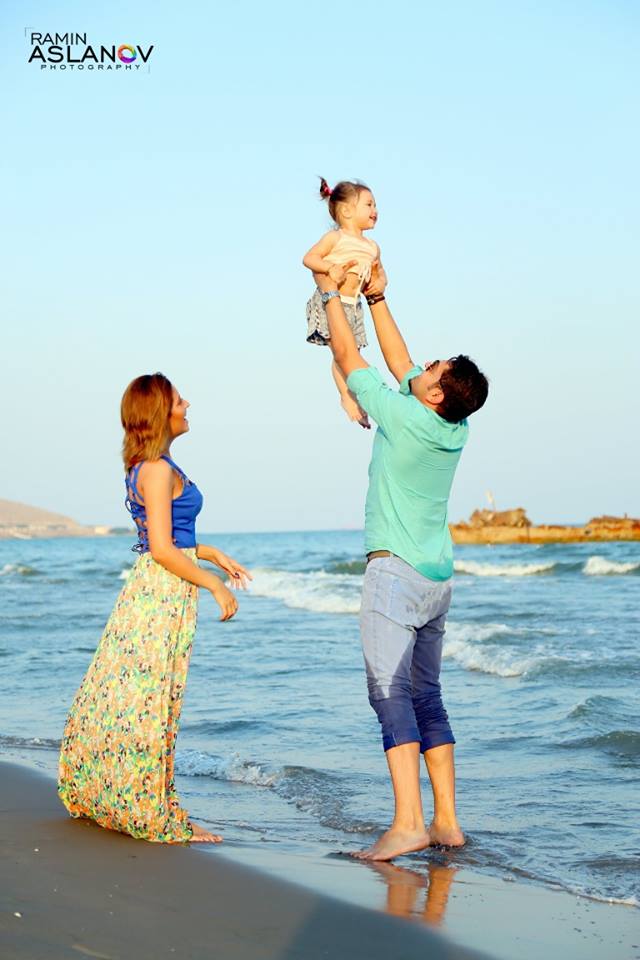 Семейная идиллия Аян Бабакишиевой на берегу Каспия  (ФОТО)