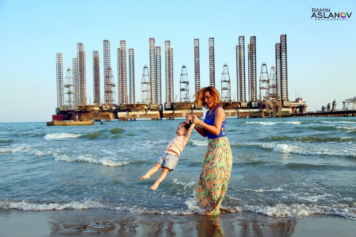 Семейная идиллия Аян Бабакишиевой на берегу Каспия  (ФОТО)