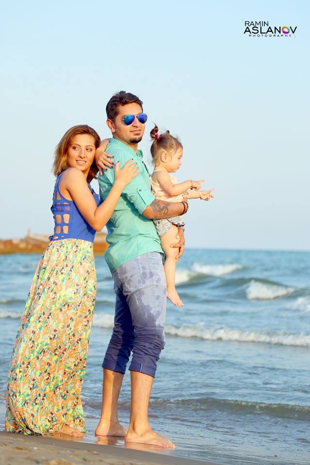 Семейная идиллия Аян Бабакишиевой на берегу Каспия  (ФОТО)