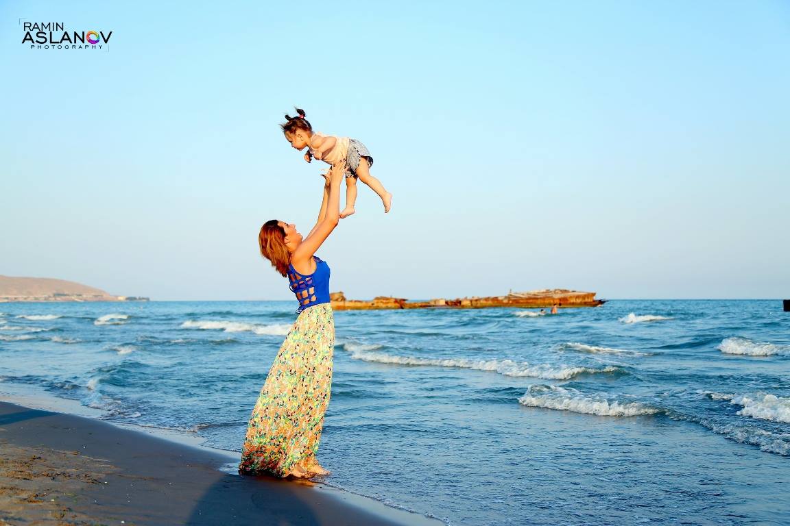 Семейная идиллия Аян Бабакишиевой на берегу Каспия  (ФОТО)