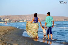 Семейная идиллия Аян Бабакишиевой на берегу Каспия  (ФОТО)