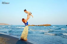 Семейная идиллия Аян Бабакишиевой на берегу Каспия  (ФОТО)