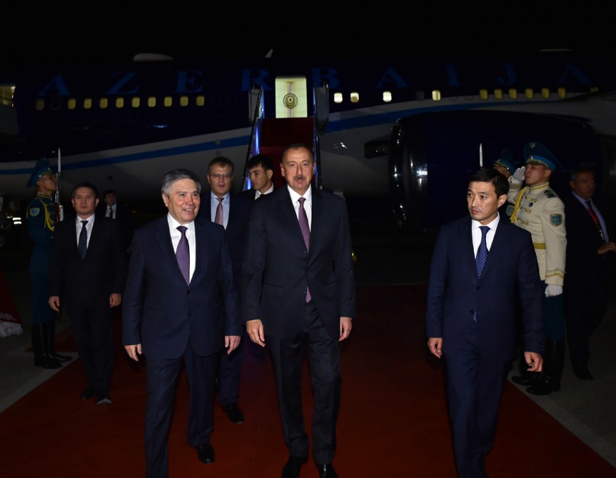 Президент Азербайджана прибыл с рабочим визитом в Казахстан (ФОТО)