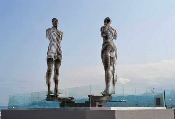 В Батуми открылась восстановленная скульптура "Али и Нино" (ФОТО)