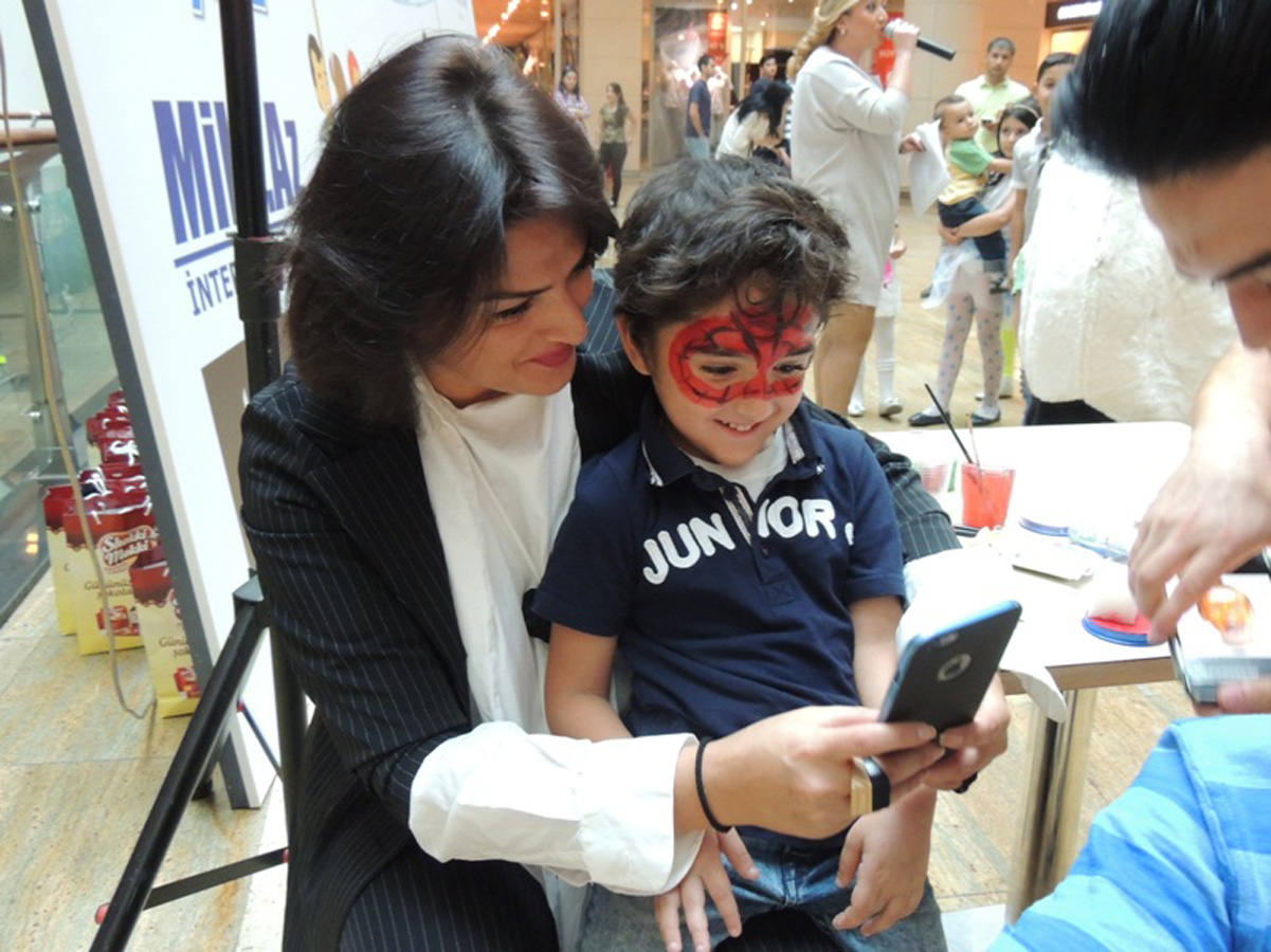 Азербайджанские звезды провели для детей сладкий вечер с сюрпризами (ФОТО)