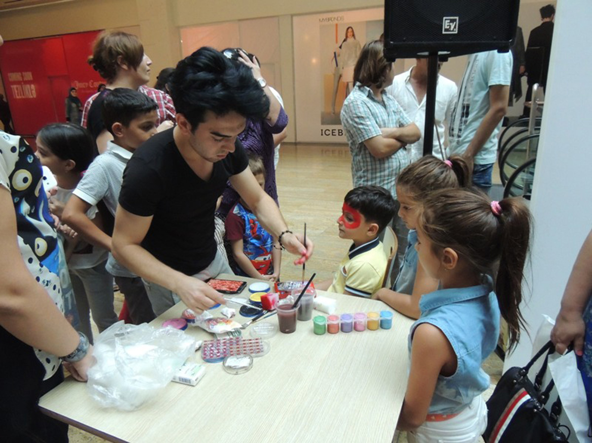 Азербайджанские звезды провели для детей сладкий вечер с сюрпризами (ФОТО)