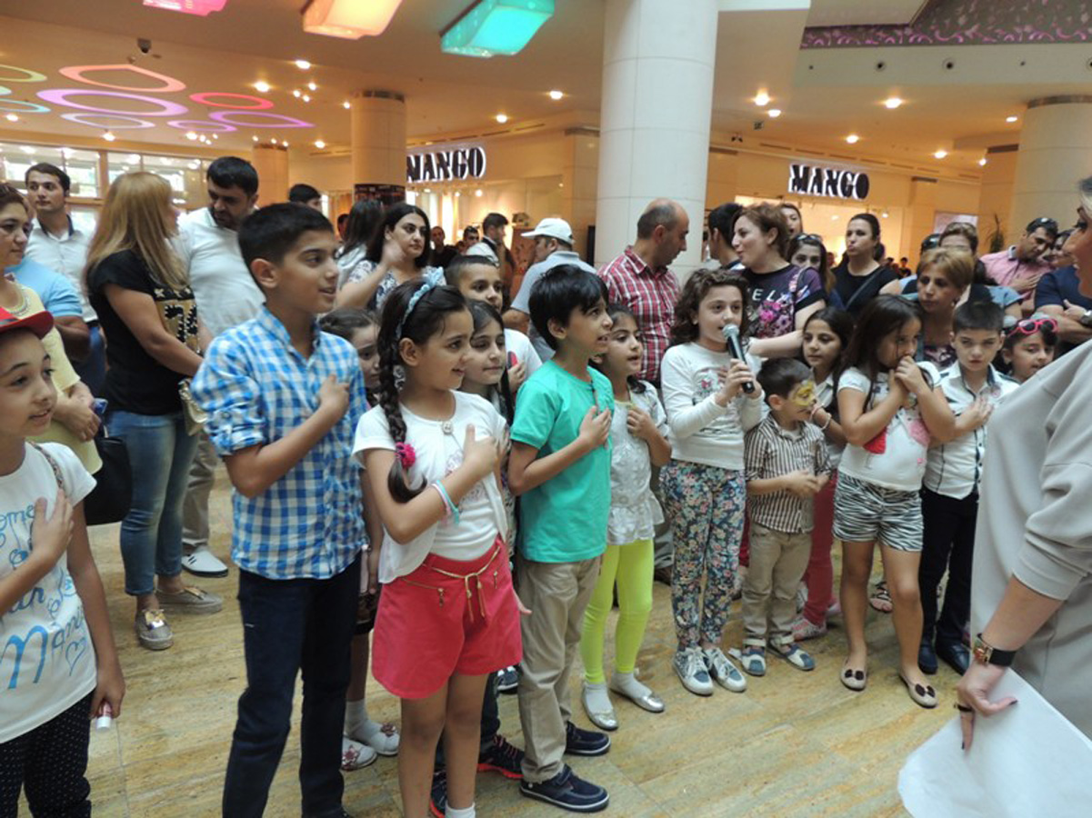 Азербайджанские звезды провели для детей сладкий вечер с сюрпризами (ФОТО)