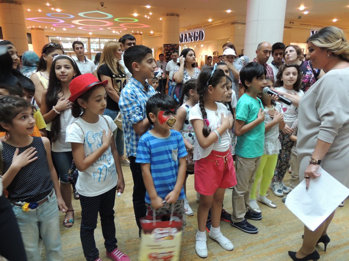 Азербайджанские звезды провели для детей сладкий вечер с сюрпризами (ФОТО)