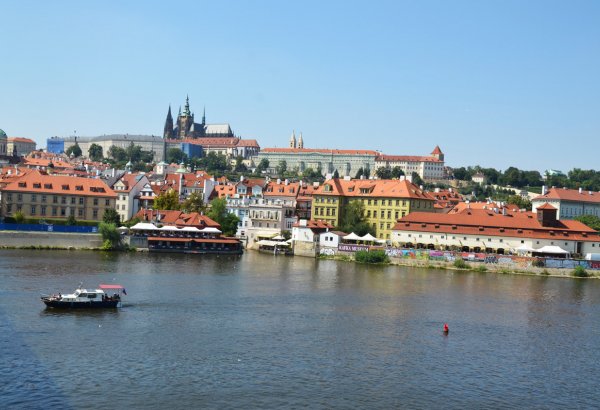 Пражский аэропорт восстановил работу после проверки из-за сообщения о бомбе