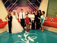 Азербайджанcкая телеведущая вышла в эфир в форме школьницы (ФОТО)