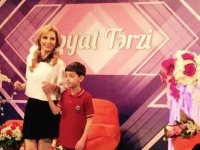 Азербайджанcкая телеведущая вышла в эфир в форме школьницы (ФОТО)