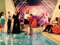 Азербайджанcкая телеведущая вышла в эфир в форме школьницы (ФОТО)