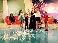 Азербайджанcкая телеведущая вышла в эфир в форме школьницы (ФОТО)