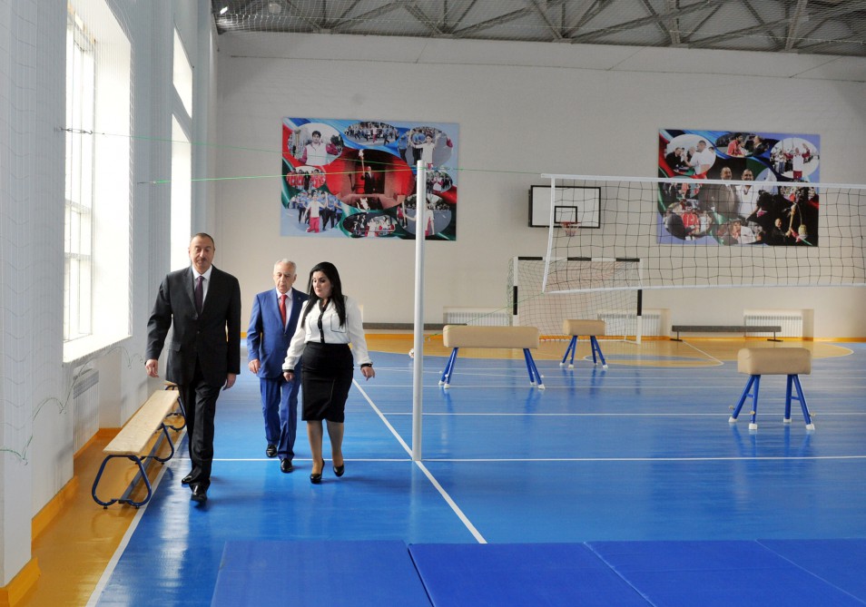 Президент Азербайджана ознакомился с условиями в бакинской средней школе после реконструкции (ФОТО)