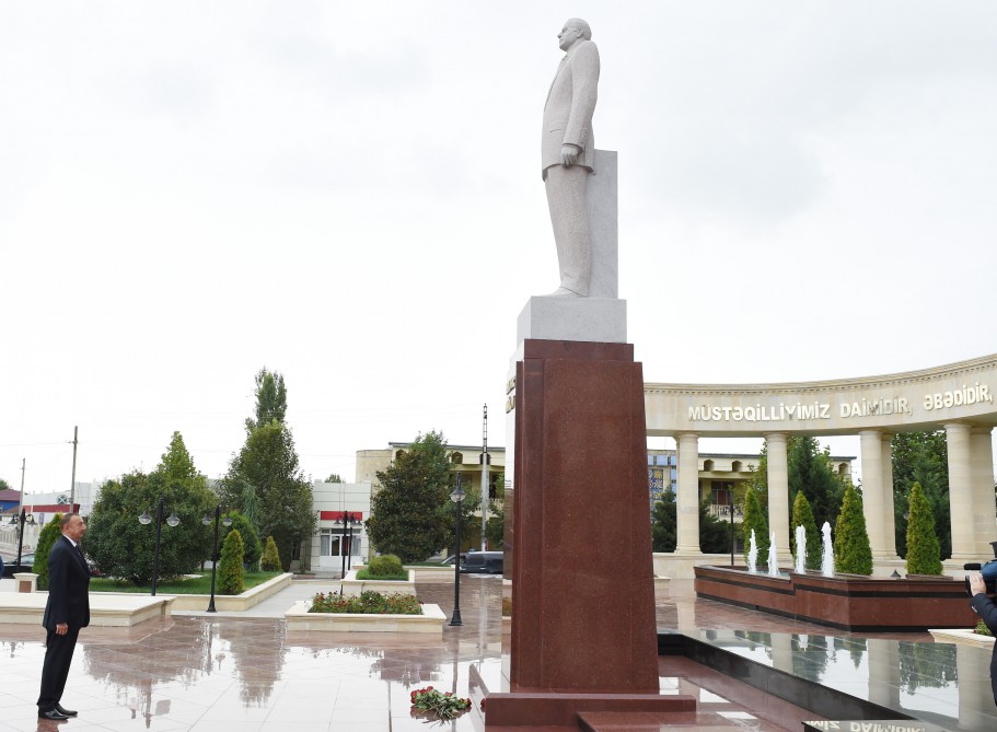 Ильхам Алиев прибыл в Агсуинский район (ФОТО)