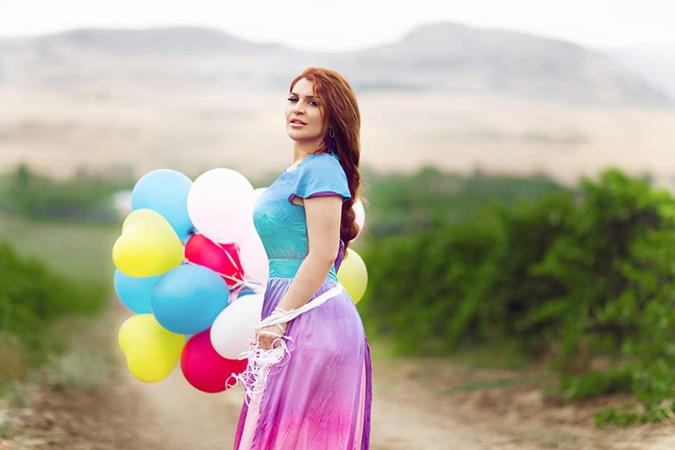 Певица Хатун в виноградном саду (ФОТО)