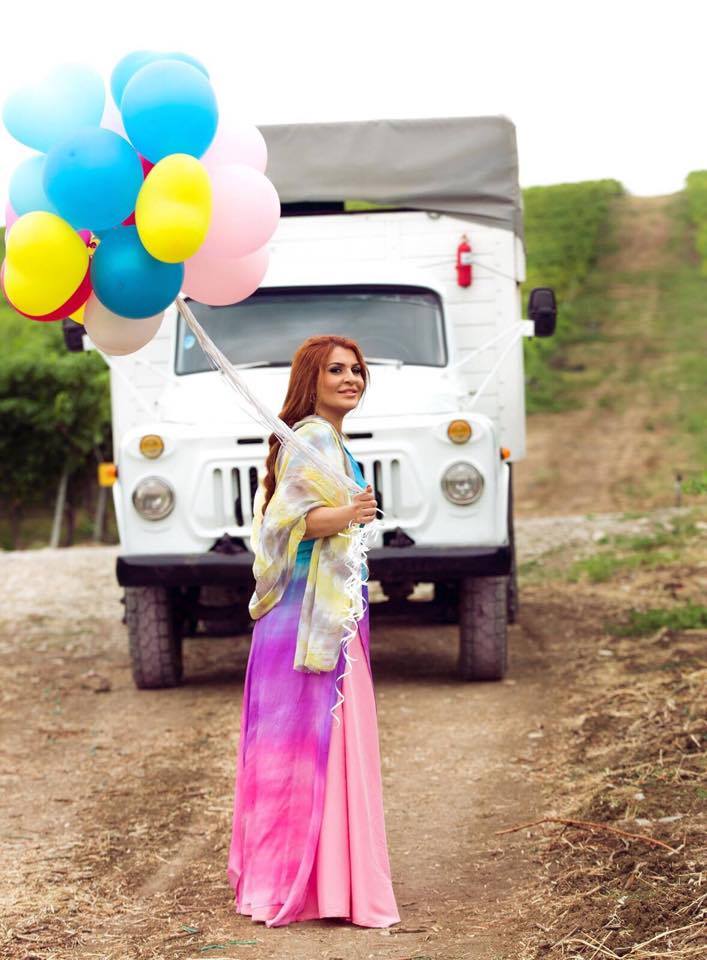 Певица Хатун в виноградном саду (ФОТО)